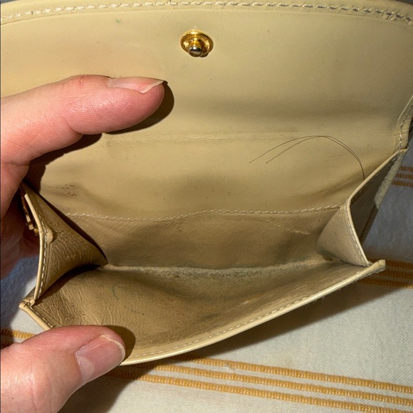 Gucci tan patent leather wallet with Gold Clasp - Picture 10 of 12